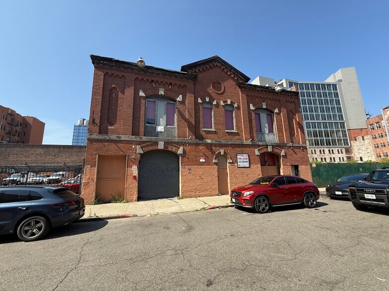 More Photos Of 454-458 W 128th St, New York Bar For Lease