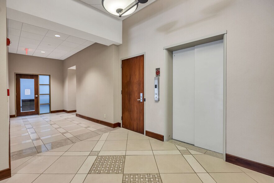 More Photos Of 631 Broad St, Chattanooga Office For Lease