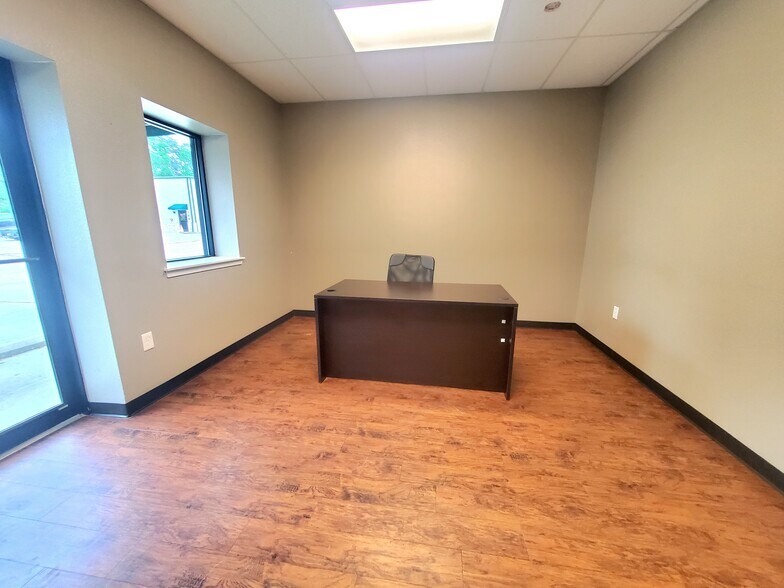 More Photos Of 2418 N Frazier St, Conroe Light Manufacturing For Lease