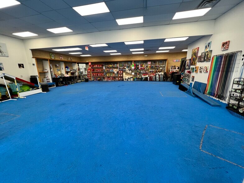 More Photos Of 42 Worcester St, Natick Freestanding For Lease