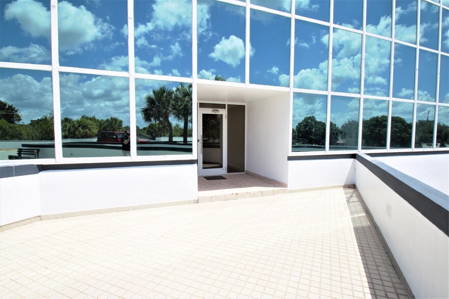 More Photos Of 2701 W Oakland Park Blvd, Oakland Park Office For Sale