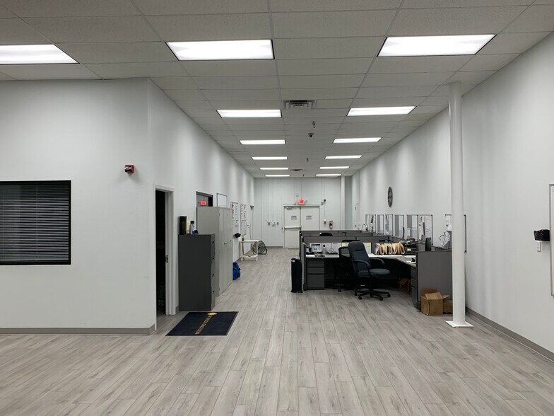 More Photos Of 12830 Cogburn Ave, San Antonio Light Distribution For Lease