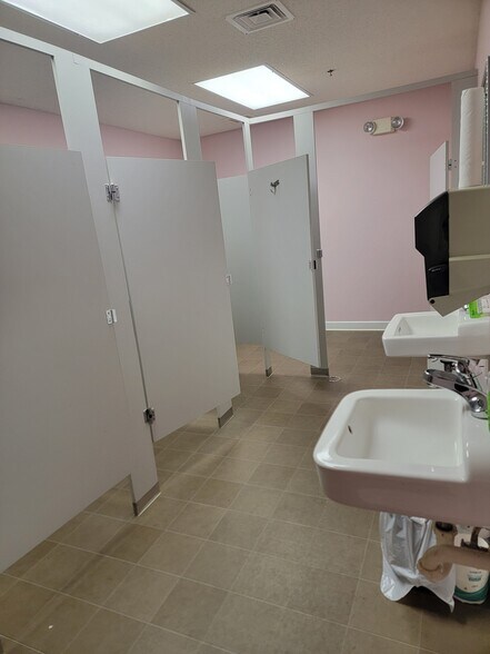 More Photos Of 335 College Ave, Boiling Springs Restaurant For Lease