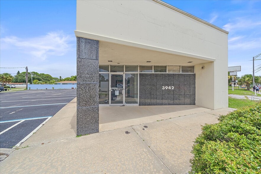 More Photos Of 3942 N Tamiami Trl, Sarasota Medical For Lease