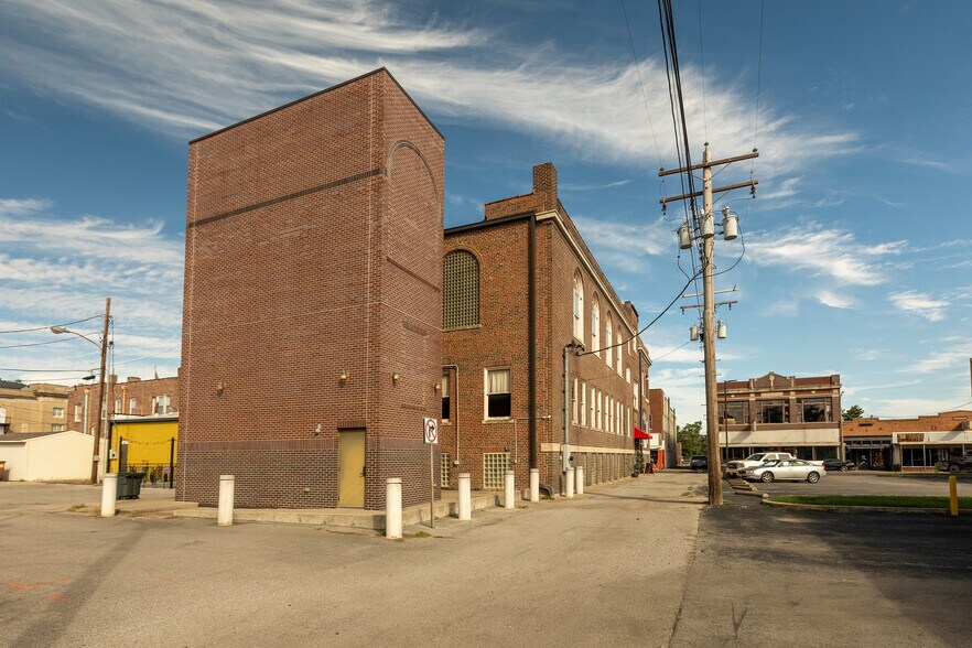 More Photos Of 1329 Walnut St, Murphysboro Office For Sale