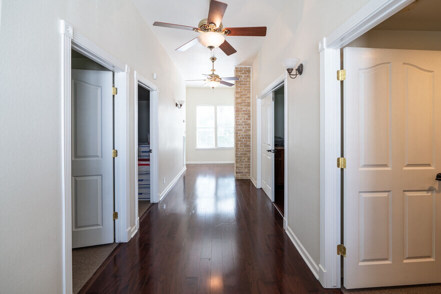 More Photos Of 806 W 11th St, Austin Office Residential For Lease