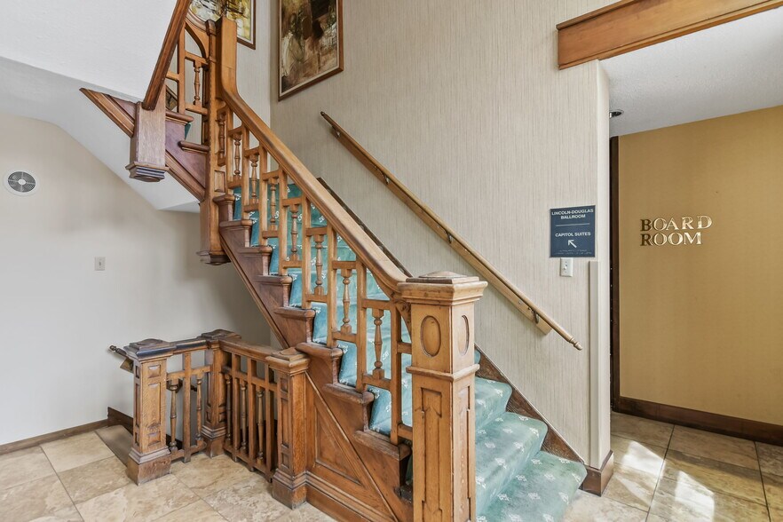 More Photos Of 227 E Adams St, Springfield Flex For Sale