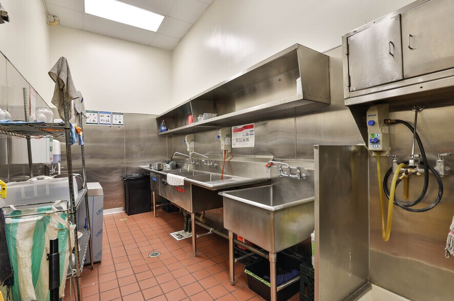 More Photos Of 707 Douglas Ave, Oakland Manufacturing For Lease