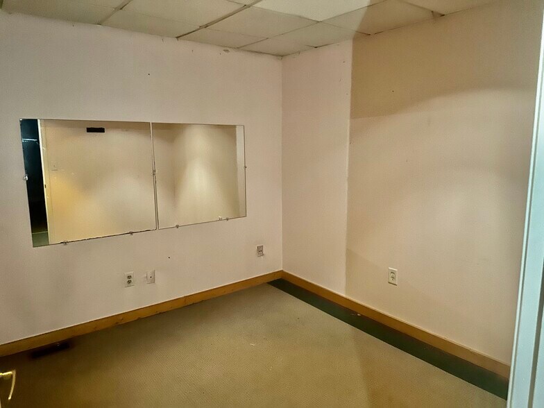 More Photos Of 202 S Eldorado Rd, Bloomington General Retail For Lease