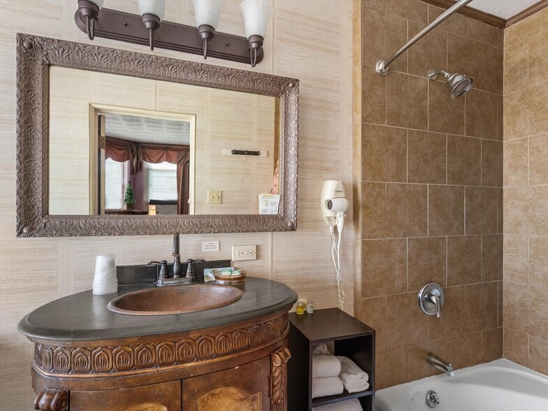 More Photos Of 201 Steele St, Algoma Hotel For Sale