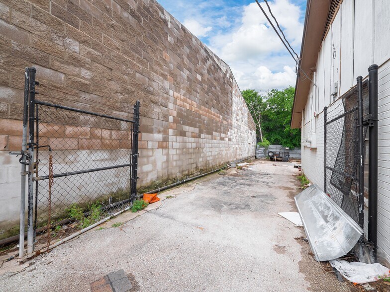 More Photos Of 8212 Georgian Dr, Austin Office For Sale