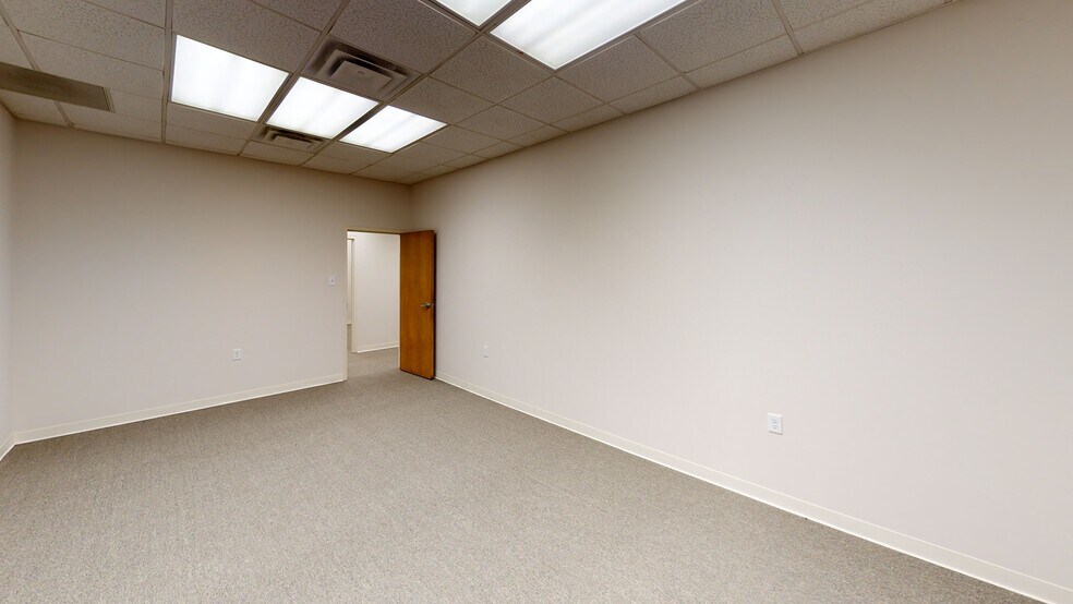 More Photos Of 2900 S Main St, Searcy Office For Sale