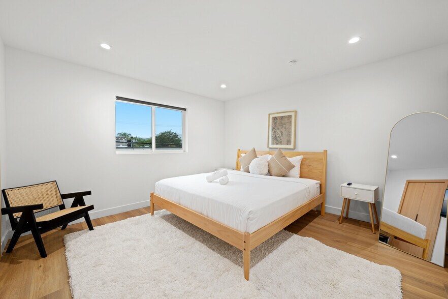 More Photos Of 833 N McCadden Pl, Los Angeles Apartments For Sale