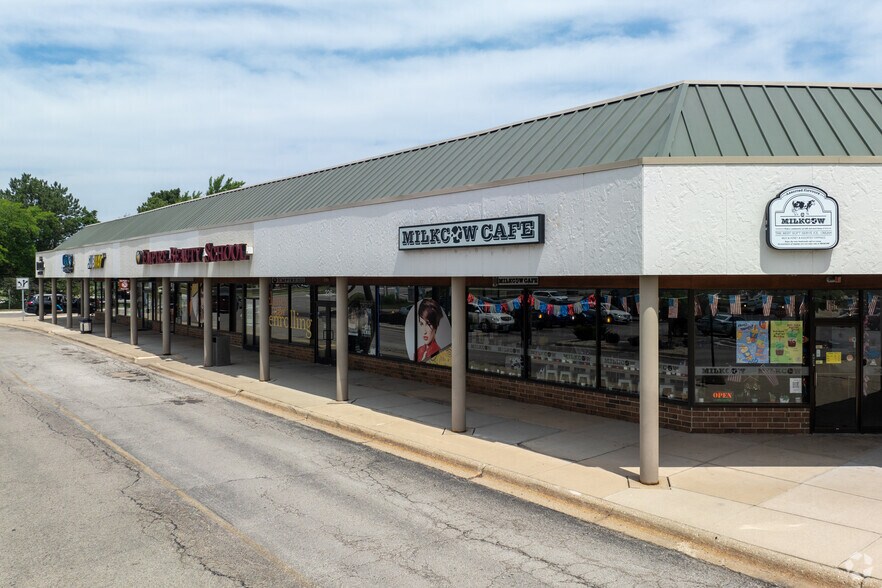 More Photos Of 220-288 Hawthorn Village Commons, Vernon Hills General Retail For Lease