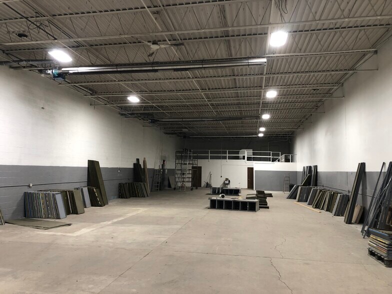 More Photos Of 20169-20189 Northline Rd, Taylor Warehouse For Lease