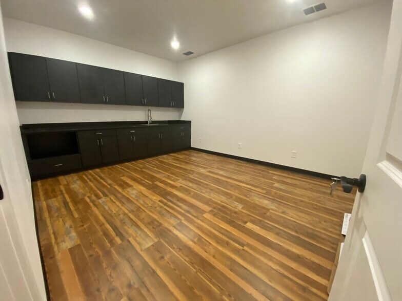 More Photos Of 10921 Wayne Ave, Lubbock Medical For Sale