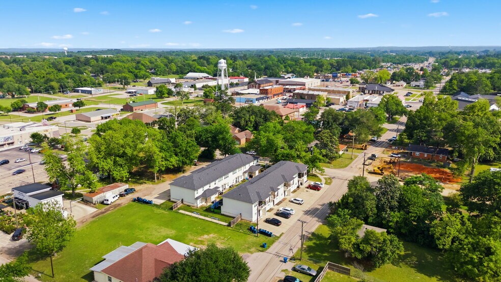 More Photos Of 307 N Henry St, Lindale Apartments For Sale