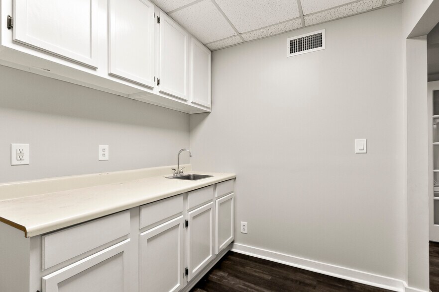 More Photos Of 2300 2nd Ave E, Tuscaloosa Office For Sale