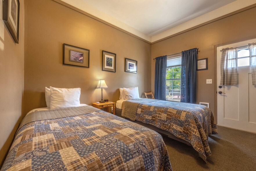 More Photos Of 210 Hartman Ave, Maupin Hotel For Sale