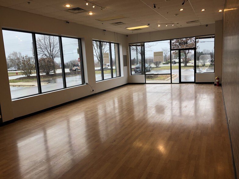More Photos Of 1532-1552 E Algonquin Rd, Algonquin Unknown For Lease