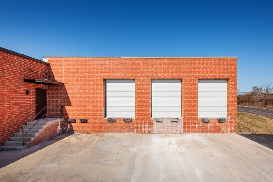 More Photos Of 900 Pressley Rd, Charlotte Warehouse For Lease