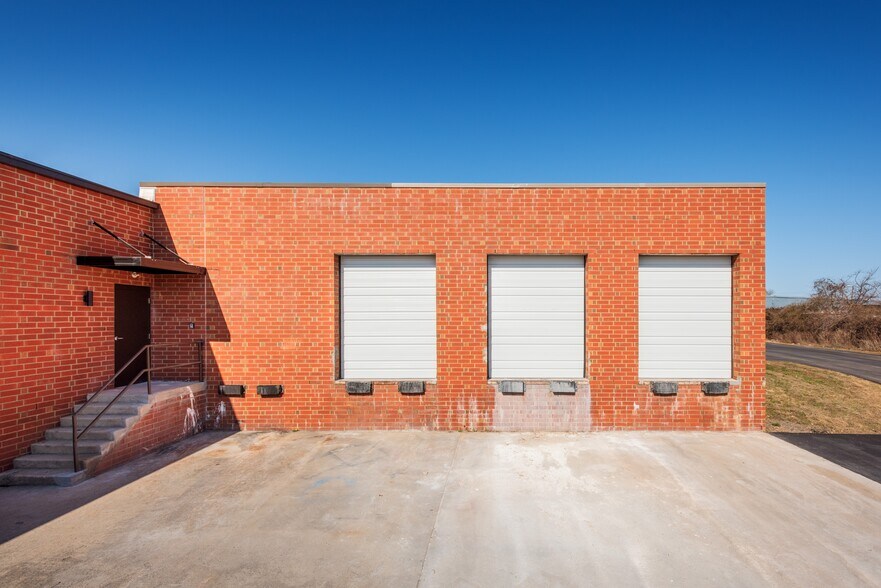 More Photos Of 900 Pressley Rd, Charlotte Warehouse For Lease