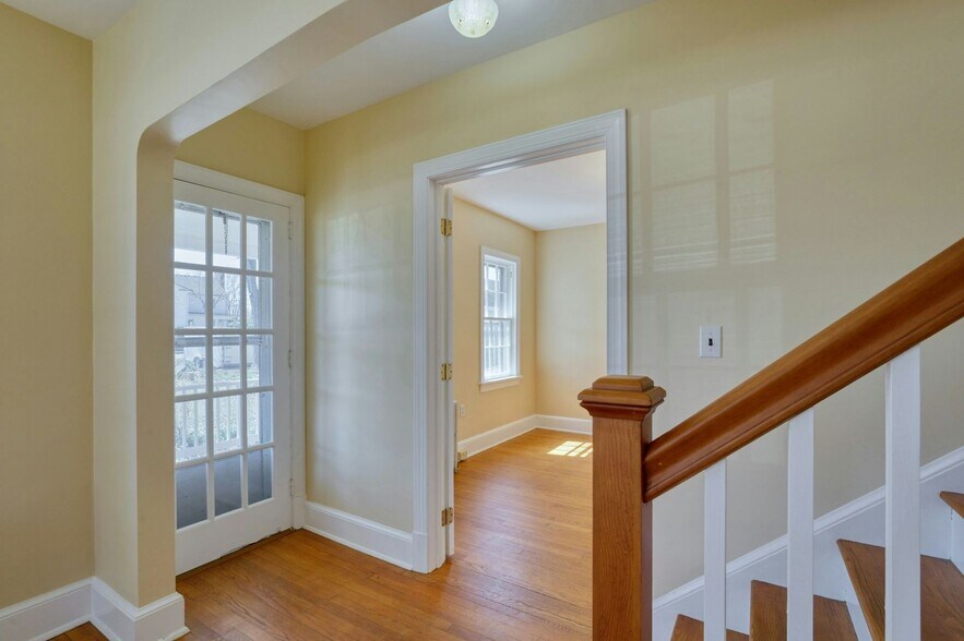 More Photos Of 121 N Hatcher Ave, Purcellville Office For Sale