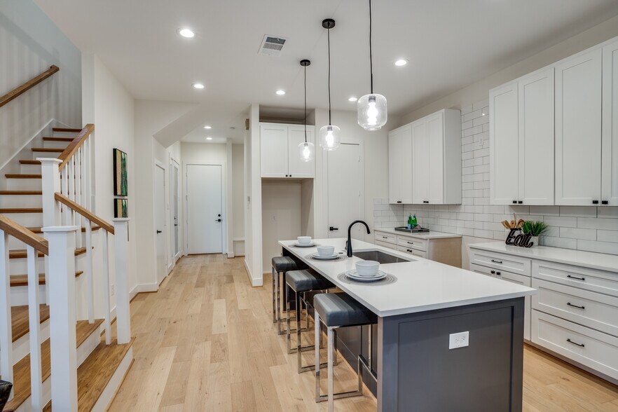 More Photos Of 421/423 Wayne, Dallas Apartments For Sale