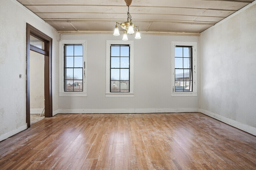 More Photos Of 421 E Henderson St, Cleburne Flex For Sale