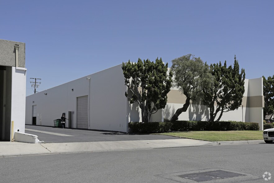 More Photos Of 13909-13929 Struikman Rd, Cerritos Warehouse For Lease