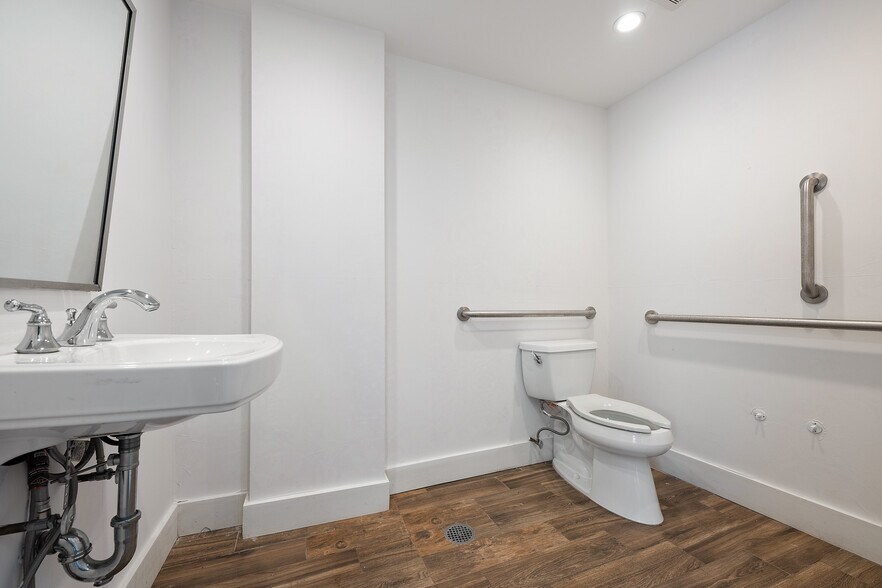 More Photos Of 28 Freightway, Scarsdale General Retail For Lease