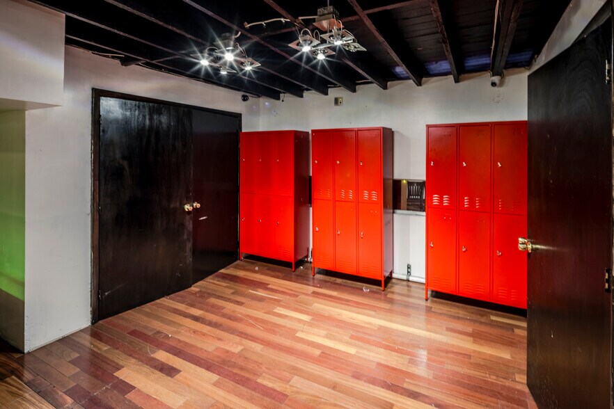 More Photos Of 912 71st St, Miami Beach Bar For Sale