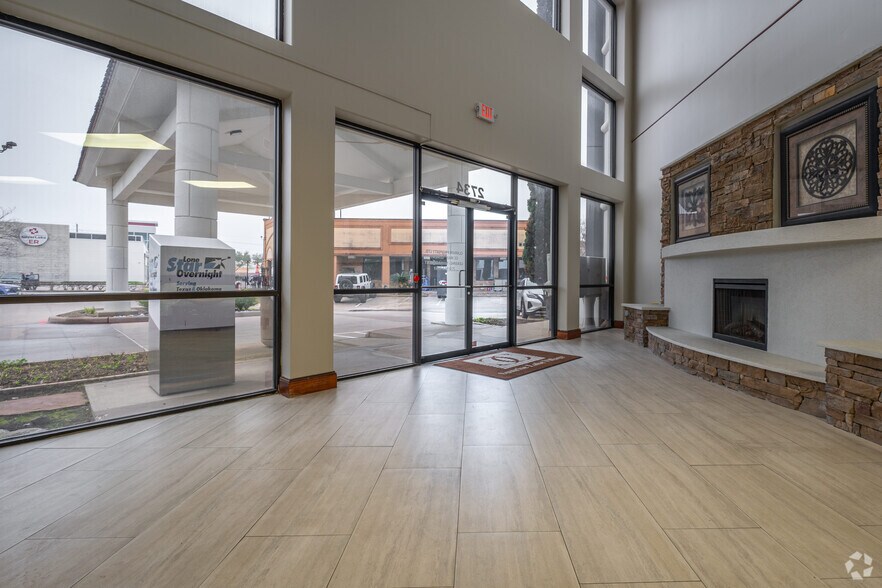 More Photos Of 2734 W Sunrise Blvd, Pearland Office For Lease