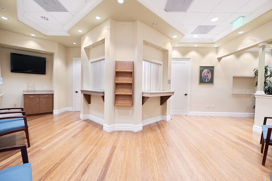 More Photos Of 3021 N Airport Pulling Rd, Naples Office For Sale