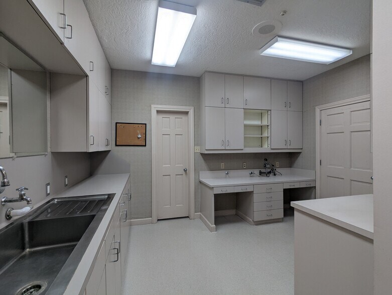 More Photos Of 3635 Eastex Fwy, Beaumont Office For Sale