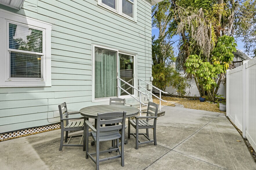 More Photos Of 1322 3rd Ave W, Bradenton Office Residential For Sale