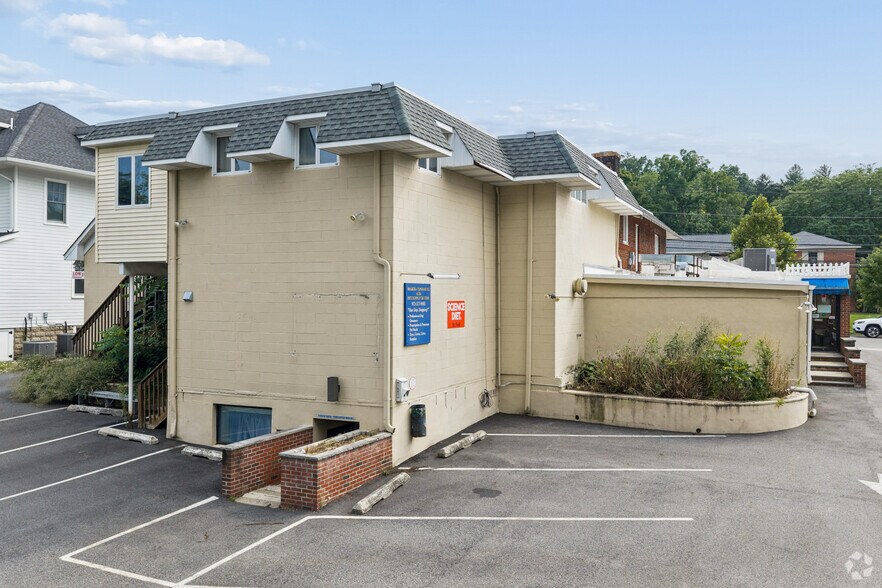 More Photos Of 262 Main St, Madison Veterinarian Kennel For Sale