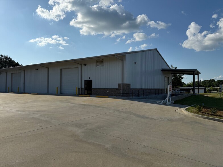 More Photos Of 3000 Wyndham Industrial Dr, Opelika Manufacturing For Lease