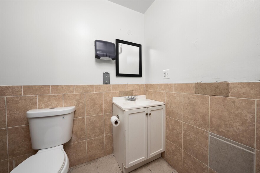More Photos Of 4805 W Madison St, Chicago Storefront For Sale