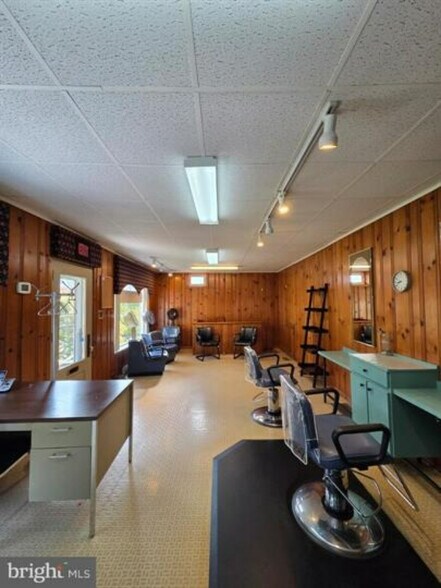 More Photos Of 2132 Noble St, West Lawn Flex For Lease