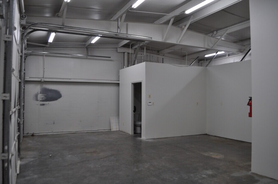 More Photos Of 2333 W Emory Rd, Powell Industrial For Sale