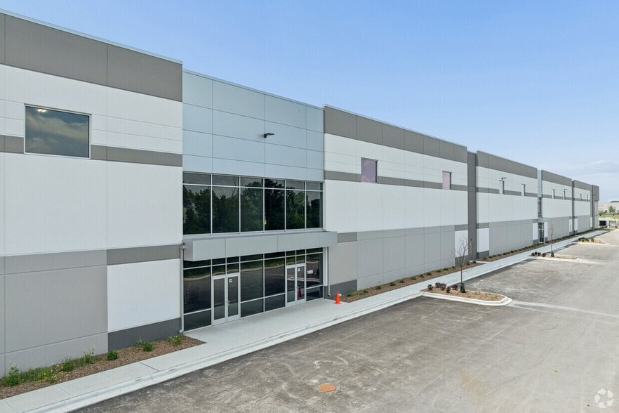 More Photos Of 10000 S Ridgeview Dr, Oak Creek Manufacturing For Lease