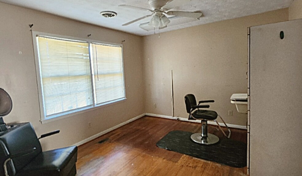 More Photos Of 7117 Raeford Rd, Fayetteville Freestanding For Lease