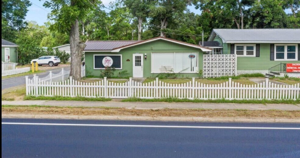 Primary Photo Of 5395 Cotton St, Graceville Office For Lease