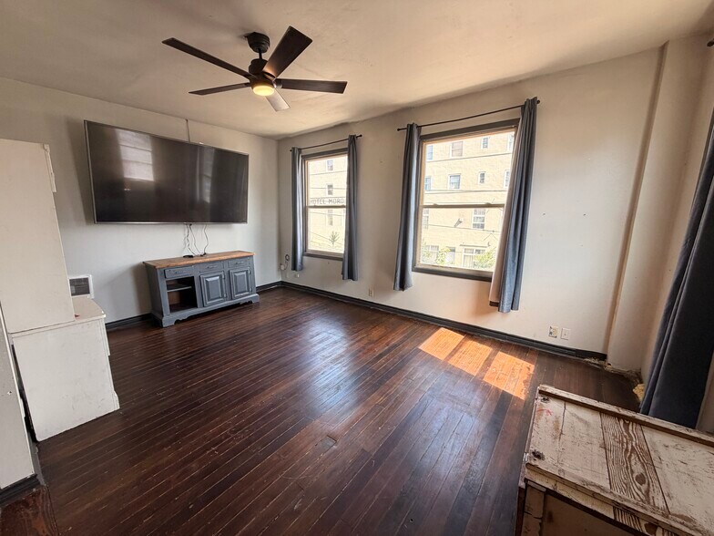 More Photos Of 1005 1st St, Moro Freestanding For Sale