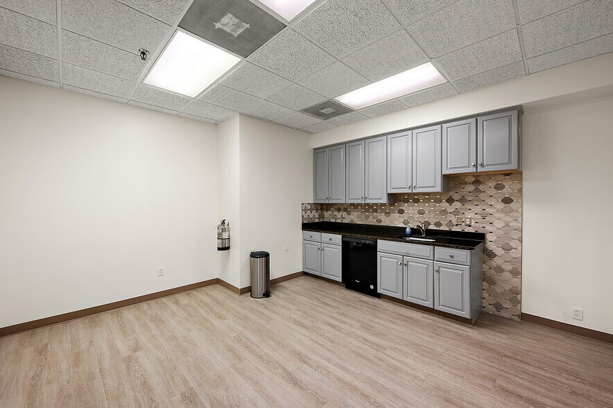 More Photos Of 33830 Harper Ave, Clinton Township Medical For Lease