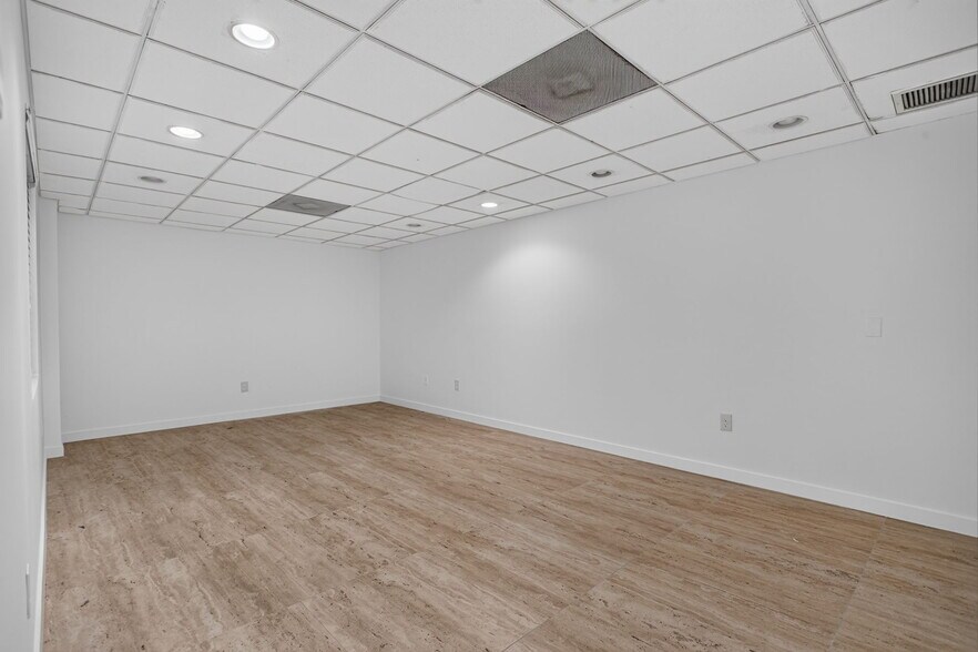 More Photos Of 4700-4712 NE 11th Ave, Oakland Park Warehouse For Lease