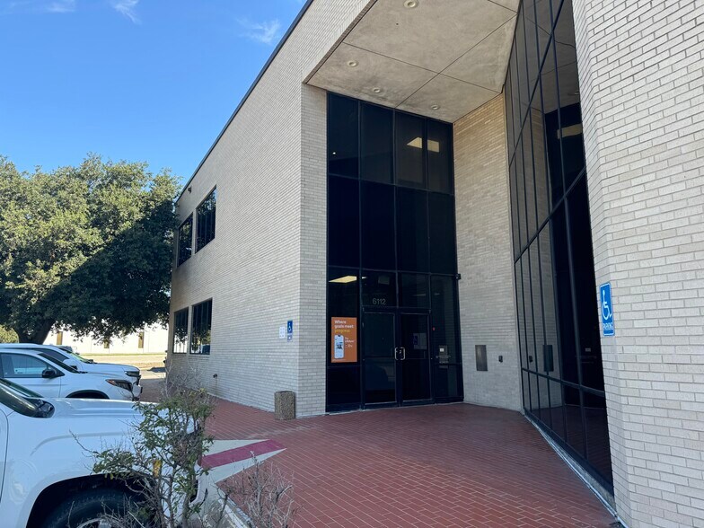 More Photos Of 6112 McCart Ave, Fort Worth Office For Lease