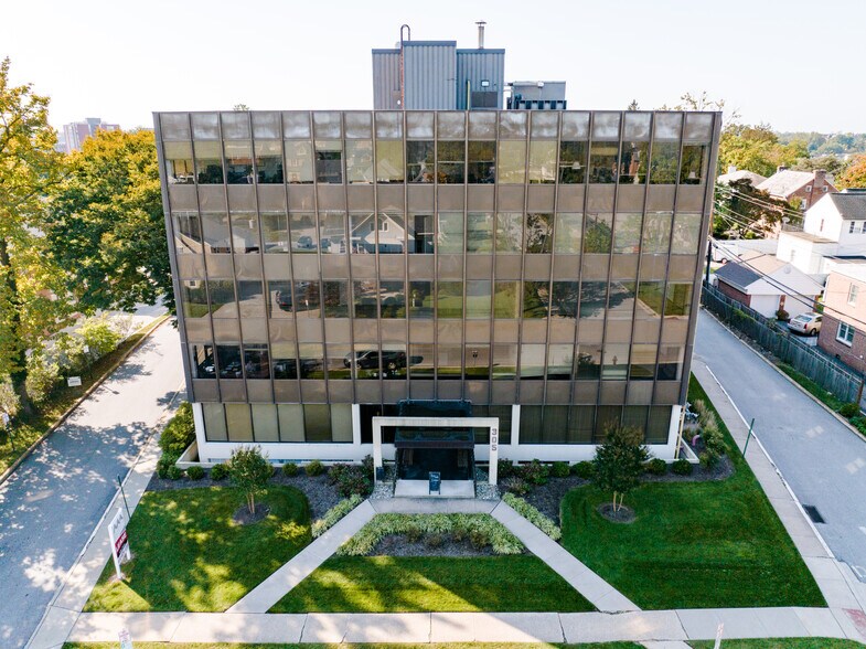 More Photos Of 305 W Chesapeake Ave, Baltimore Land For Lease