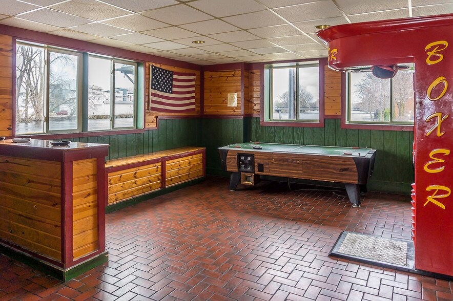 More Photos Of 318 W North Water St, New London Bar For Sale